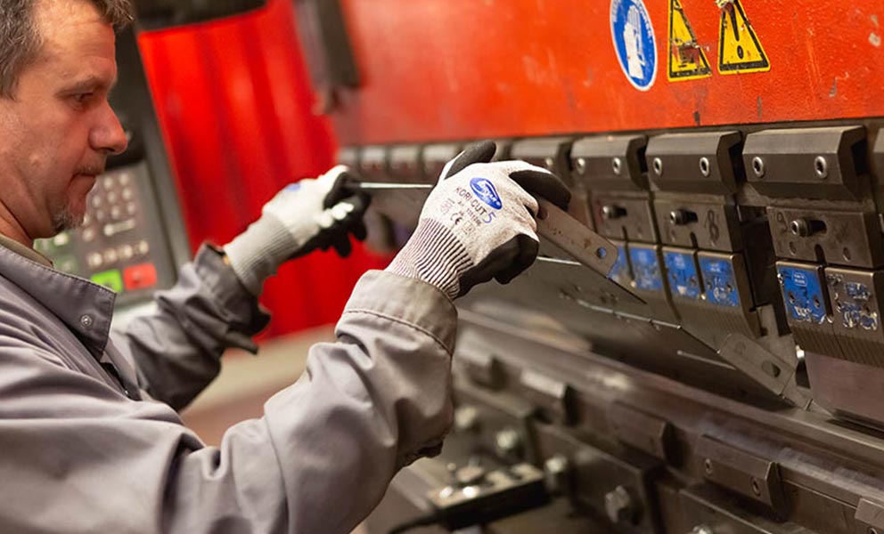 Pliage de tôle industrielle chez Méta Industrie Pliage de tôle industrielle chez Méta Industrie
